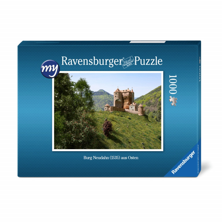 Für den fortgeschrittenen Puzzler: Puzzeln Sie die fotorealistische Rekonstruktion der Kanonenburg Neudahn um 1535. Sie erhalten ein qualitätsvolles Ravensburger-Puzzle (1.000 Teile). Maße des fertigen Puzzles: 69