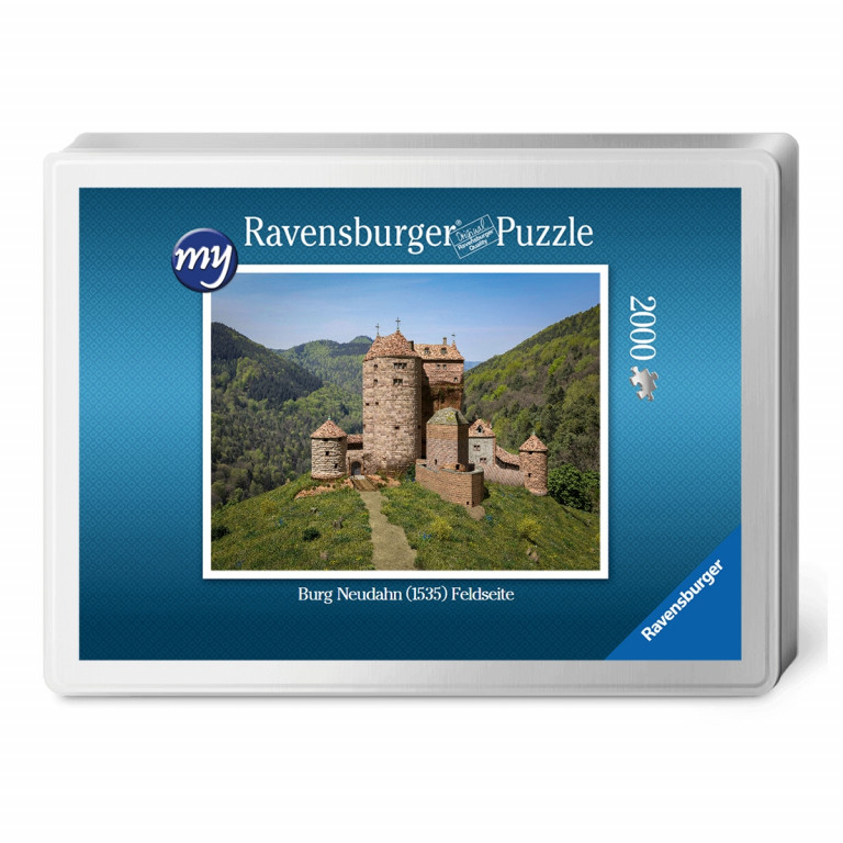 Für den Profi-Puzzler: Puzzeln Sie die fotorealistische Rekonstruktion der Kanonenburg Neudahn um 1535. Sie erhalten ein qualitätsvolles Ravensburger-Puzzle (2.000 Teile) in einer Verpackungsbox. Maße des fertigen Puzzles: 98