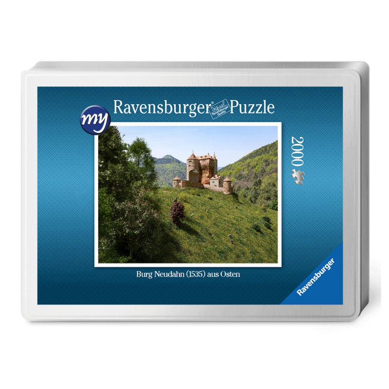 Für den Profi-Puzzler: Puzzeln Sie die fotorealistische Rekonstruktion der Kanonenburg Neudahn um 1535.Sie erhalten ein qualitätsvolles Ravensburger-Puzzle (2.000 Teile) in einer Verpackungsbox. Maße des fertigen Puzzles: 98