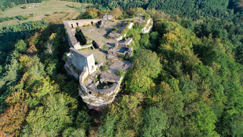 Felsstock mit Felsenkammer im Süden der Burg Lindelbrunn (Luftbild)