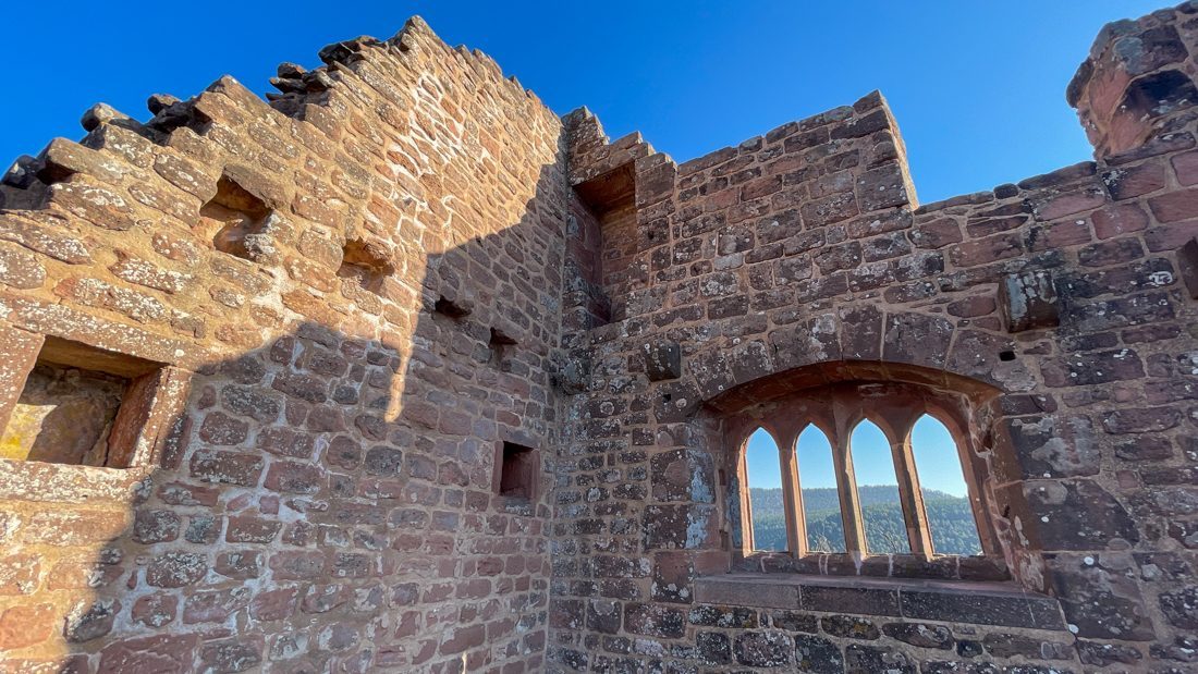 Die gotische Fenstergruppe in der Nordwand des Palas ist das Wahzeichen der Burg Meistersel
