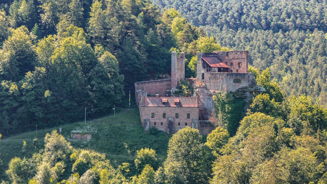 Blick von Burg Erfenstein auf Spangenberg Gesamtanlage
