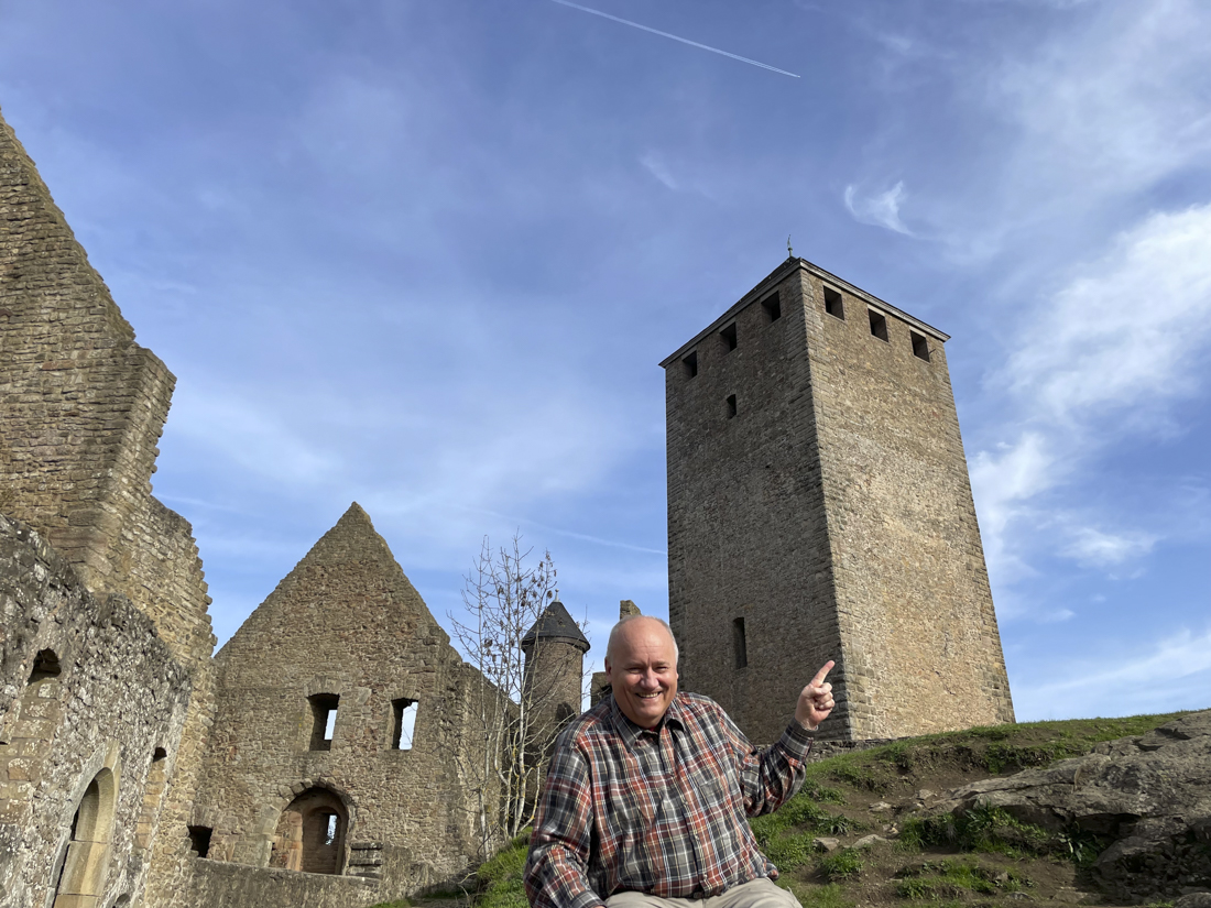 Peter Wild vor dem Bergfried von Burg Lichtenberg Ende Oktober 2