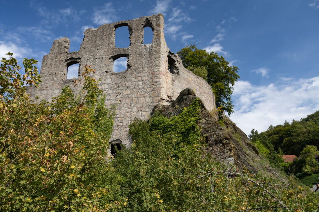 Durchfenstertes Ritterhaus mit Poterne von Südosten
