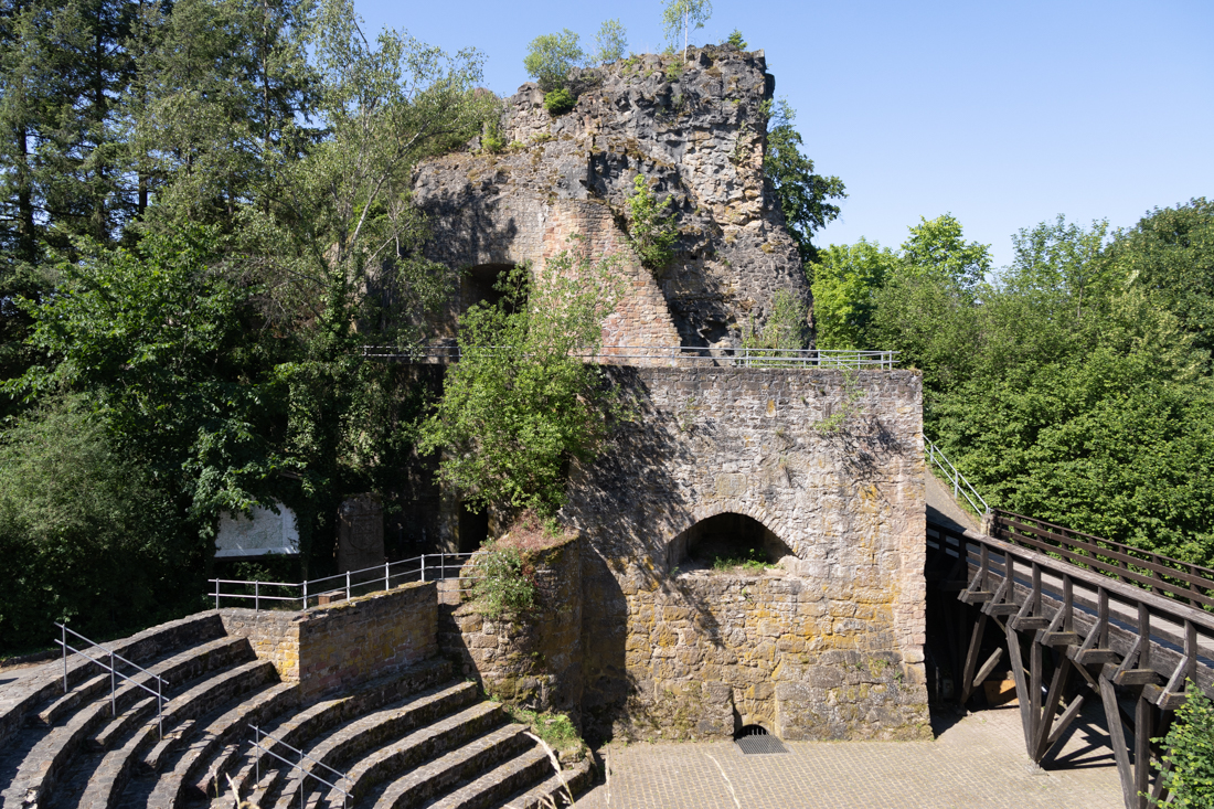 Halsgrabenbastion und Schildmauer mit Burgzugängen