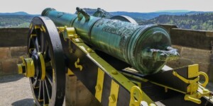 24-Pfünder, Halbkartaune mit Bronzegussrohr (16.Jh) 24-Pfünder, Halbkartaune mit Bronzegussrohr (16.Jh)