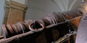 Faule Magd: Das früher zum Bestand des Sächsischen Armeemuseums in Dresden gehörige Geschütz ist dank wissenschaftlicher Restaurierung eine der am besten erhaltenen Geschütze aus dem Mittelalter. Das aus 20 geschmiedeten Eisenstäben und 40 Ringen zusammengesetzte Rohr wurde um 1430 als schweres Legestück hergestellt. Erst um 1600 baute man für dieses Stück eine hölzerne Radlafette. Da das Rohr keine Schildzapfen hatte, legte man es in einen Muldenkasten, der wiederum mit Schildzapfen in der Lafette gelagert wurde. Das Rohr mit einem Kaliber von 345mm hat eine Gesamtlänge von 2330mm und wiegt 1383,3kg. Die vermutlich als Belagerungskanone vorgesehene Waffe verschoss 96- pfündige Steinkugeln.
Die hölzerne Lafette weist eine Reihe von Verzierungen und Buchstaben als Abkürzungen auf.