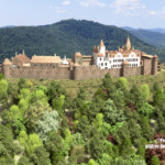 Kernburg (rechts, hell verputzt) und Vorburg wurden auch auf der steil abfallenden Ostseite zur Rheinebene von einer hohen, fast 160m langen, Zwingermauer mit vorspringenden Flankierungstürmen geschützt. Madenburg 1595 in gesamter Länge aus Osten