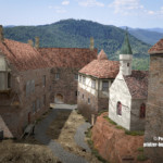 Blick durch die Vorburg nach Süden: Das Zeughaus im Süden (Bildmitte) diente einst als Viehstall und hatte darüber liegend zwei Wohngeschosse.
Im südlichen Hof dürften weitere Wirtschaftsgebäude gestanden haben, auf deren Fundamentresten z.B. 1922/23 der Vorgängerbau der heutigen Burgschänke (links) errichtet wurde. Vorburghof und Hofbebauung der Madenburg (1595)
