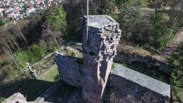 Bergfried und Schildmauer aus Westen