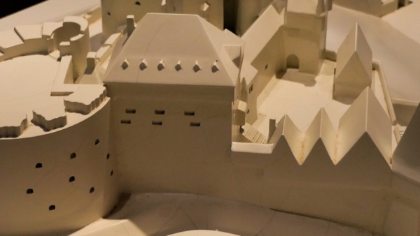 Neben dem Großen Rondell war die Feldseite durch eine Schildmauer mit Wehrgang (Bildmitte) und der heute völlig abgegangenen Nordostbastion bewehrt. Die Schildmauer gehört zu den älteren Burgteilen. Sie wurden 1518 mit Kasematten für Kanonen versehen.