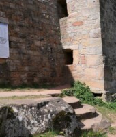 Gräfenstein - Sockel Abortturm mit Ausflussöffnung Sockel des Abortturm mit Ausflussöffnung