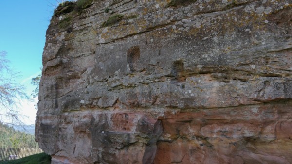 Balkenlöcher in der Felsbarriere