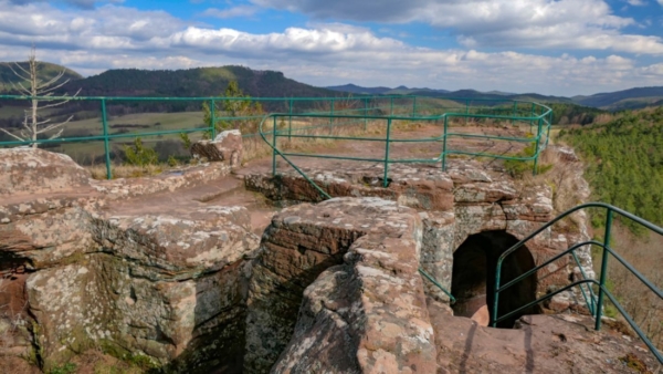 Mit Holzgebäude bebautes Plateau