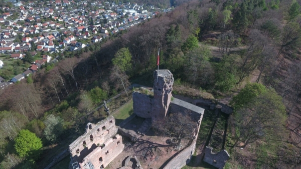 Bergfried und Schildmauer aus Westen