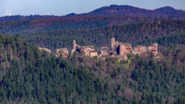 Ausblick auf die Burgengruppe Dahn (Altdahn, Grafendahn, Tanstein)