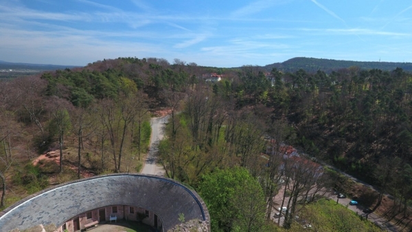 Deutlich sind die Überhöhungen 250m östlich des Nanstein zu erkennen. Hier hatten 1523 die Hessen und die Pfälzer ihre Erdschanzen für den Beschuss des Nanstein angelegt. Die kurtrierer Stellungen befanden sich rechts außerhalb des Bildbereichs.