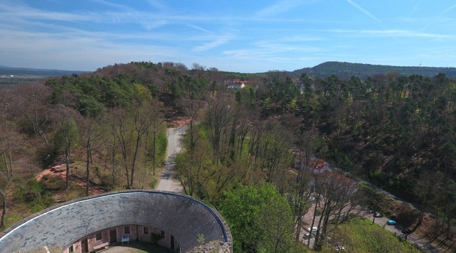 Deutlich sind die Überhöhungen 250m östlich des Nanstein zu erkennen. Hier hatten 1523 die Hessen und die Pfälzer ihre Erdschanzen für den Beschuss des Nanstein angelegt. Die kurtrierer Stellungen befanden sich rechts außerhalb des Bildbereichs.