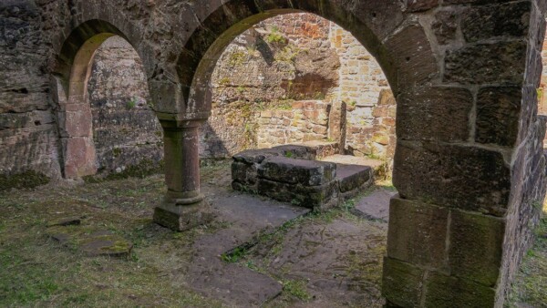 Zwischen Bergfried und Philippsbau befindet sich die alte Küche. Markant sind die Rundbogenöffnungen mit dem gedrungenen Mittelpfeiler. Die alte gemauerte Feuerstelle ist noch vorhanden. Blick in die Burgküche