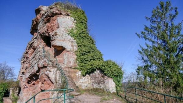 Erhöhtes Plateau zwischen Unter- und Oberburg