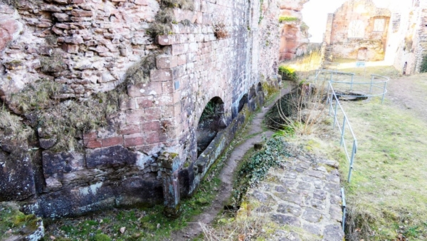 Im schmalen inneren Burghof sind am Fuß des Zentralfelsens vier in den Sandsteinfelsen geschrotete Wasserbecken zu erkennen. Diese bildeten ein Kernelement der Wasserversorgung bzw. Wasserbevorratung der Burg. Man nimmt an, dass sie bis Mitte des 16.Jhdts., dem Zeitpunkt des Baus der Deichelleitung, mit vom Dach abgeleiteten Regenwasser gespeist wurden. In der Bildmitte unten ist eine 1,5m hohe rechteckige Sandsteinsäule zu erkennen, die vermutlich ab 1564 die zentrale Frischwasser-Brunnenstelle der Burg war.