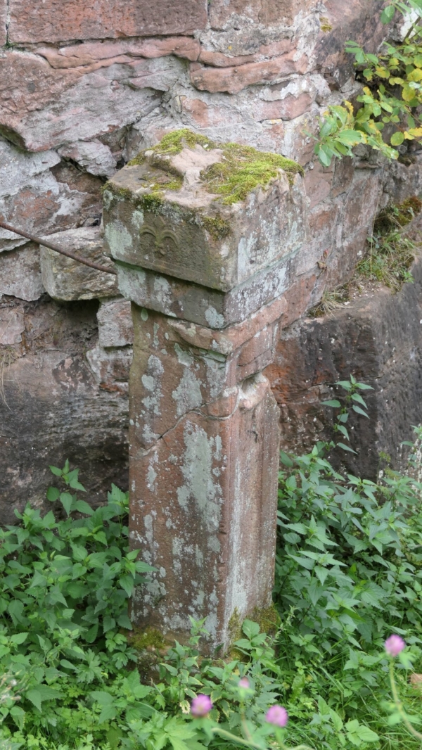Im Hof ist eine Brunnenstelle aus Sandstein aufgestellt. Sie wurde bei Aufräumungsar beiten im 19. Jahrhundert gefunden. Ob es sich hier um den originalen Standort handelt, ist unbekannt. Der monolithische Pfeilerschaft des Brunnen ist ca. 1,5 Meter hoch. Auf dam fast kubischen Aufsatz. sand früher eine Löwenfigur. Mehrere Wappen sind eingemeiselt, ein Lilienwappen ist zu erkennen.