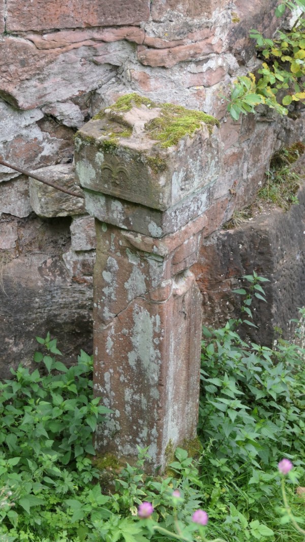 Im Hof ist eine Brunnenstelle aus Sandstein aufgestellt. Sie wurde bei Aufräumungsar beiten im 19. Jahrhundert gefunden. Ob es sich hier um den originalen Standort handelt, ist unbekannt. Der monolithische Pfeilerschaft des Brunnen ist ca. 1,5 Meter hoch. Auf dam fast kubischen Aufsatz. sand früher eine Löwenfigur. Mehrere Wappen sind eingemeiselt, ein Lilienwappen ist zu erkennen.
