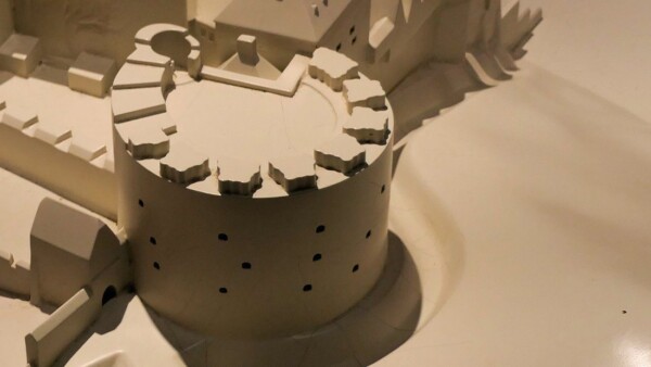 Abb.1 Das Großes Rondell: Herz der Nansteiner Verteidigung
Das in Franzens Sterbekammer ausgestellte Modell gibt einen Anhalt, wie der Südostturm 1522 ausgesehen haben könnte. Die Höhe ist jedoch zu niedrig gewählt. Der Turm erreichte seinerzeit eine Höhe von 25m, hatte insgesamt fünf Geschützebenen und eine - wie hier gezeigt - offene Dachplattform.