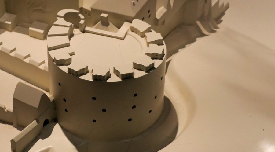 Abb.1 Das Großes Rondell: Herz der Nansteiner Verteidigung
Das in Franzens Sterbekammer ausgestellte Modell gibt einen Anhalt, wie der Südostturm 1522 ausgesehen haben könnte. Die Höhe ist jedoch zu niedrig gewählt. Der Turm erreichte seinerzeit eine Höhe von 25m, hatte insgesamt fünf Geschützebenen und eine - wie hier gezeigt - offene Dachplattform.
