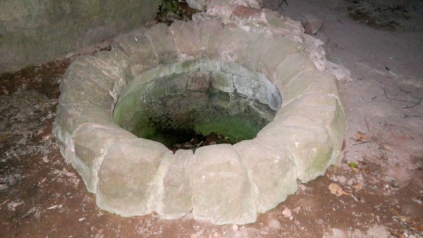 Der erst nach 1840 verfüllte Burgbrunnen.