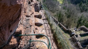 Spuren mächtiger Balkenkanäle und -löcher am Aufsatzfelsen