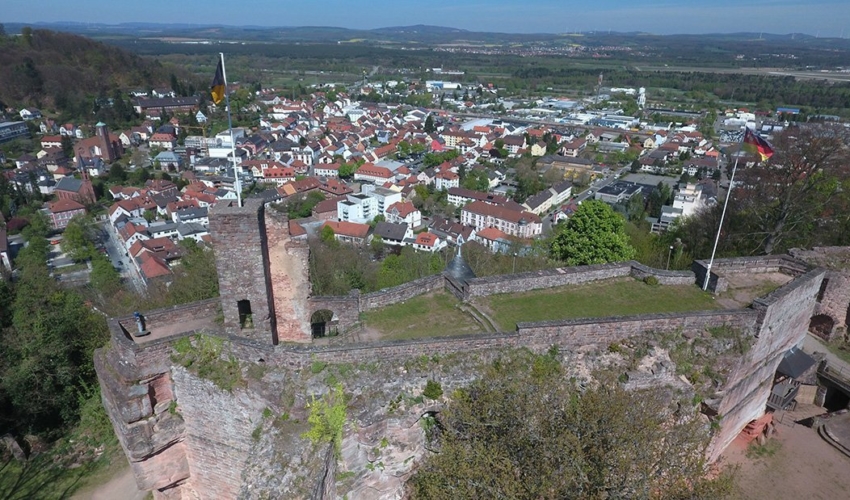 Die Brüstungsmauern, die die Oberburg einfassen, sind neuzeitlich. Außer den Resten eines Wartturmes erinnert nichts mehr an den Baubestand von 1523.