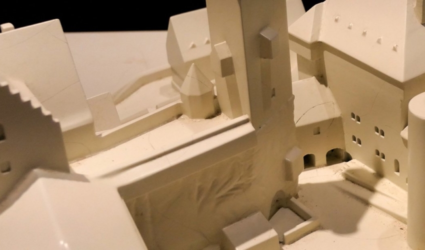 Das in der Sterbekammer stehende Burgmodell zeigt hinter dem hochaufragenden Turm eine bebauungsfreie Plattform. Eckhard Braun nimmt an, dass der Bergfried 1523 aber bereits abgetragen war und an seiner Stelle eine Mörserplattform für zwei 10-Pfünder Mörser eíngerichtet war.