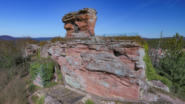 Durchhöhlter Ostfels des Drachenfels mit früher ummantelten Aufsatzfelsen