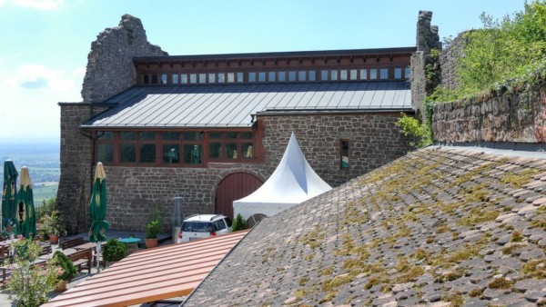 Im Süden erhebt sich das sogenannte Zeughaus, ein rechteckiger, ursprünglich dreigeschossiger Bau mit Satteldach. Er wurde baulich an neuzeitliche Nutzungserfordernisse angepasst. Ehemaliges Zeughaus