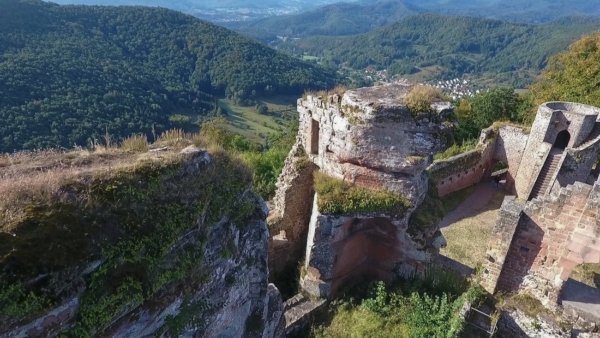 Vom Zentralfelsen führte einst ein Steg hinüber auf den heute freistehenden Felsturm. Hier stürzte während der Kampfhandlungen im Bauernkrieg ein (betrunkener) Bauer ab, worauf die erzürnten Mitstreiter die Burg entgegen der Zusagen einäscherten. Im Hintergrund ist Dernbach zu erkennen.
