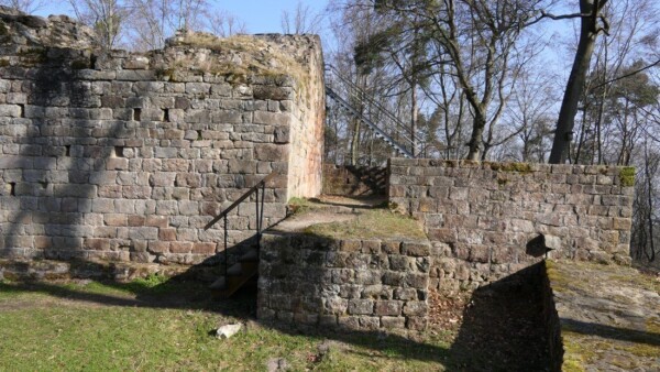 Der Eingang zum Vorbau liegt ca. 1,70 m über dem Niveau des Oberhofes und war über ein Holzpodest zugänglich.