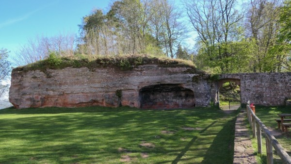 Felsbarriere mit Höhlung links des Torbogens