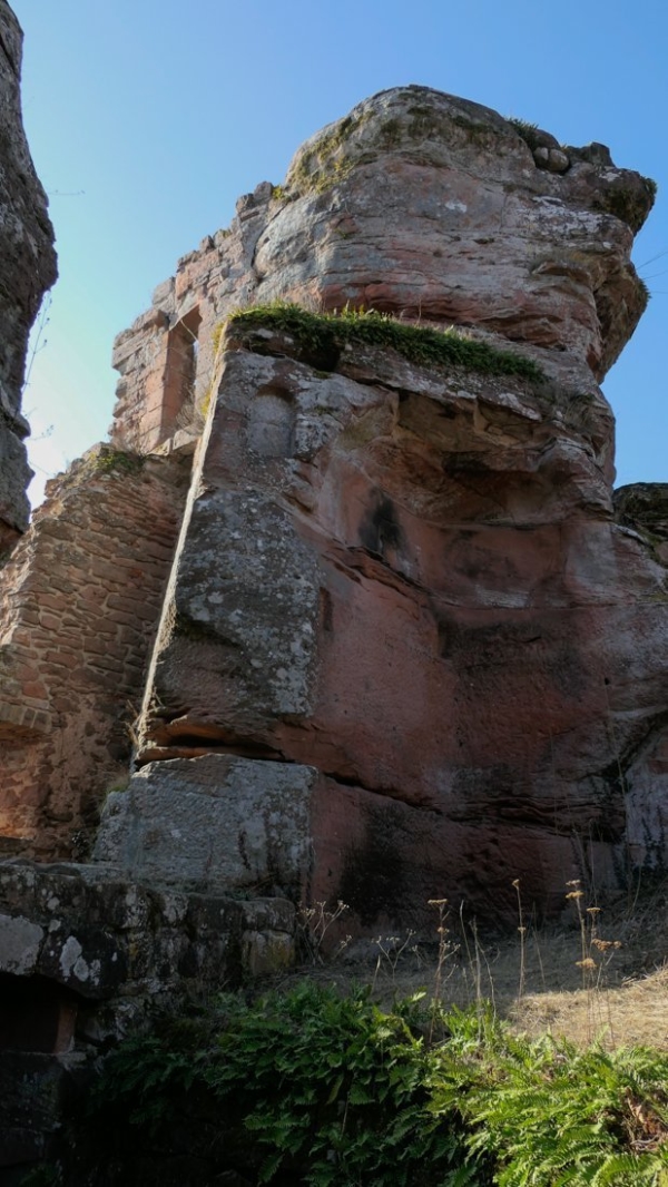Der Felsturm trug auf seiner Plattform Aufbauten, die von Osten über eine Wendeltreppe erschlossen waren. Das vorkragende Oberteil des Felsens wurde mit einer Stützmauer versehen.