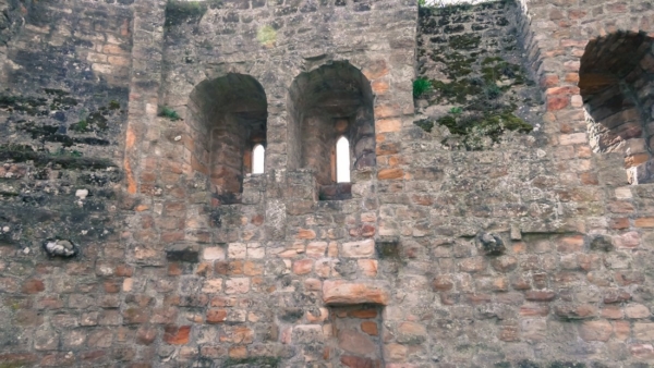 Außenwand eines Wohngebäudes mit Fensternischen und zugleich Schießscharten und Kamin in der südlichen Unterburg (Kasernement)