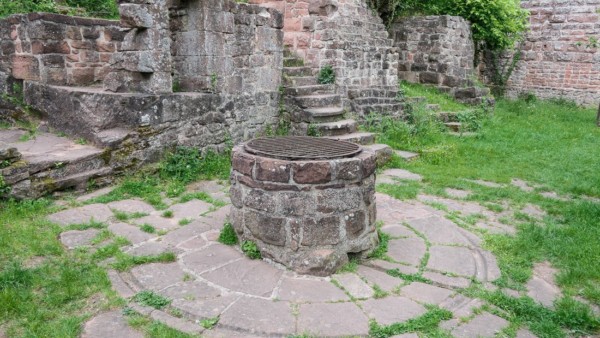 Fast unmittelbar am Südosteck des Bergfriedes liegt eine Filterzisterne zur Wasserversorgung bereits der stauferzeitlichen Madenburg. Filterzisterne