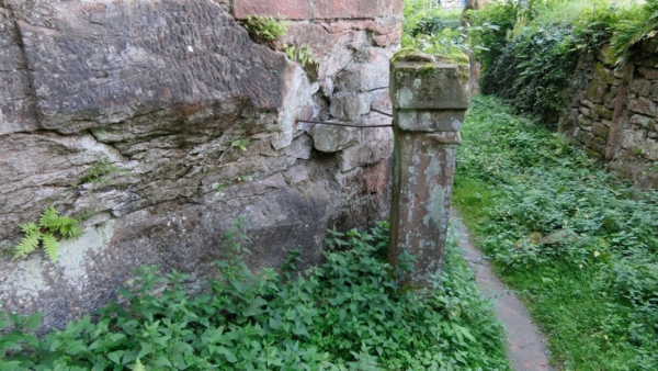 1,5m hohe rechteckige Sandsteinsäule war vermutlich ab 1564 die zentrale Frischwasser-Brunnenstelle der Burg. Die Säule wurde erst bei Aufräumarbeiten im 19.Jhdt. entdeckt und an ihrem heutigen Platz aufgestellt. Mehrere Wappen der Burgherrschaft sind am Pfeilerschaft noch zu erkennen. Die Ausgussrohre fehlen heute.