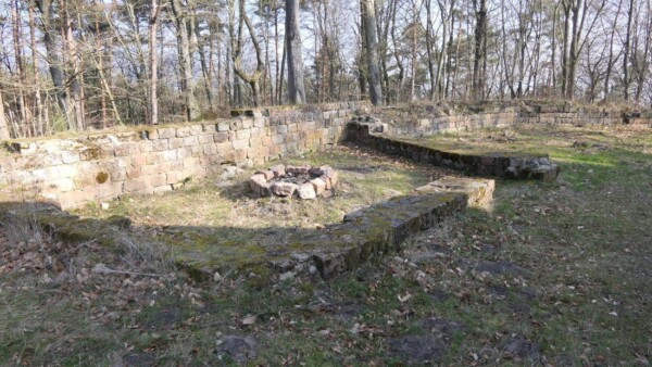 In seiner Umgebung wurde unter anderem ein benutztes Tintenhorn gefunden, was auf ein Verwaltungsgebäude hinweisen könnte.