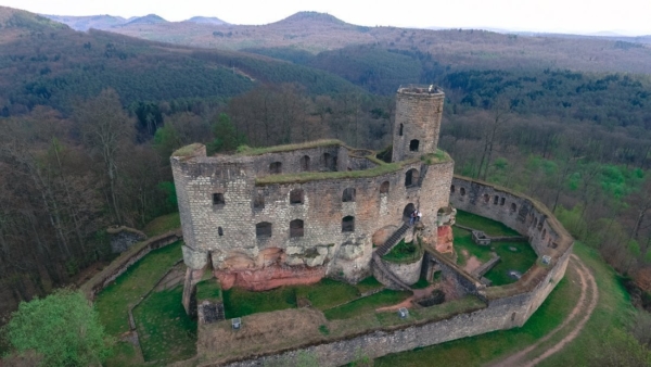 Die Oberburg ist mit dem ältesten Teil der Burganlage identisch. Zum Baubestand des Jahres 1200 gehörte noch nicht der Zwinger.