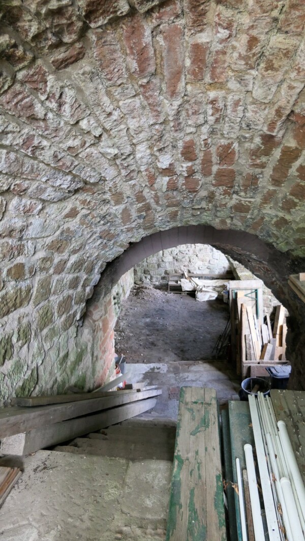 Auf der Ostseite der Hauptburg erhob sich über gewölbten Kellern (nur in Teilen erhalten) der sog. Eberhardbau. Die Gewölbe wurde in den Jahren bis 2018 noch restauriert. Gewölbekeller des Eberhardbau