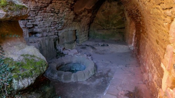 Das Kellergewölbes wurde erst im 15./16.Jahrhundert über dem älteren Brunnen errichtet