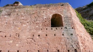 Fensteröffnung und Balkenlöcher in der Ringmauer deutet auf eine Hurde hin
