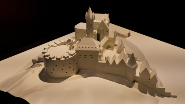 Neben dem Großen Rondell war die Feldseite durch eine Schildmauer mit Wehrgang (Bildmitte) und der heute völlig abgegangenen Nordostbastion bewehrt. Die Schildmauer gehört zu den älteren Burgteilen. Sie wurden 1518 mit Kasematten für Kanonen versehen.