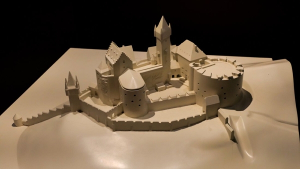 Gesamtanlage des Nanstein von 1520
Quelle: Foto des in der Sterbekammer Sickingens auf Burg Nanstein ausgestellten Modells