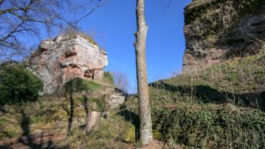 Der die beiden Felsen trennende Einschnitt diente als Halsgraben.
